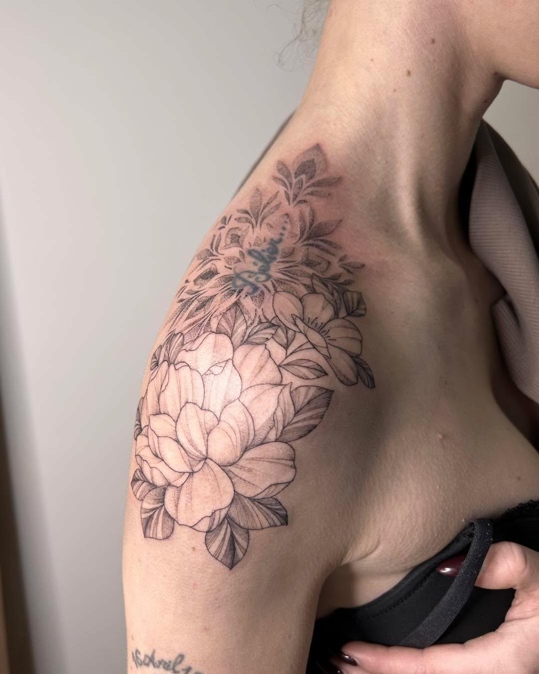 Tatouage mandala fleurs épaule — lameduserpent
