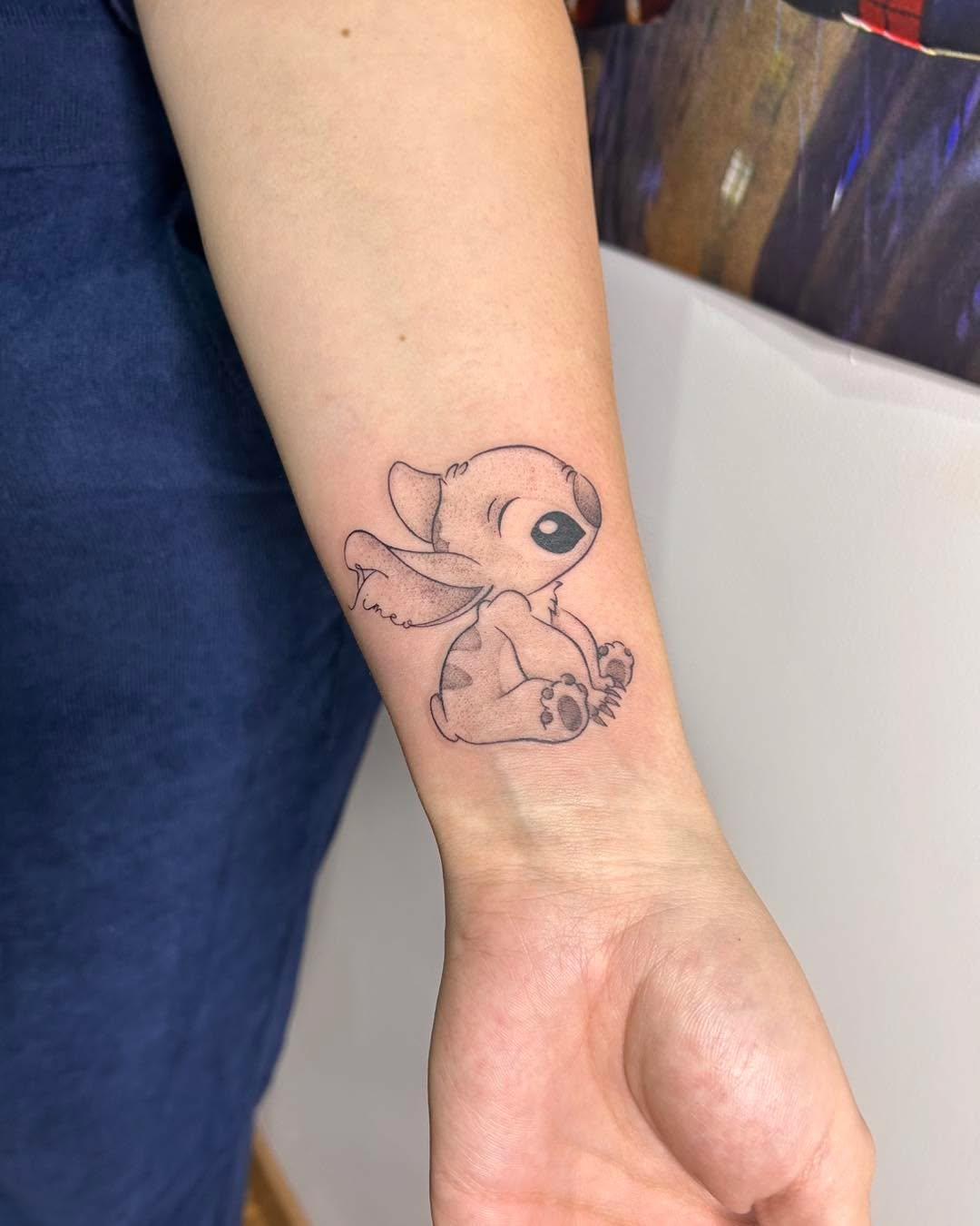 Tatouage Stitch Disney avant-bras — lameduserpent