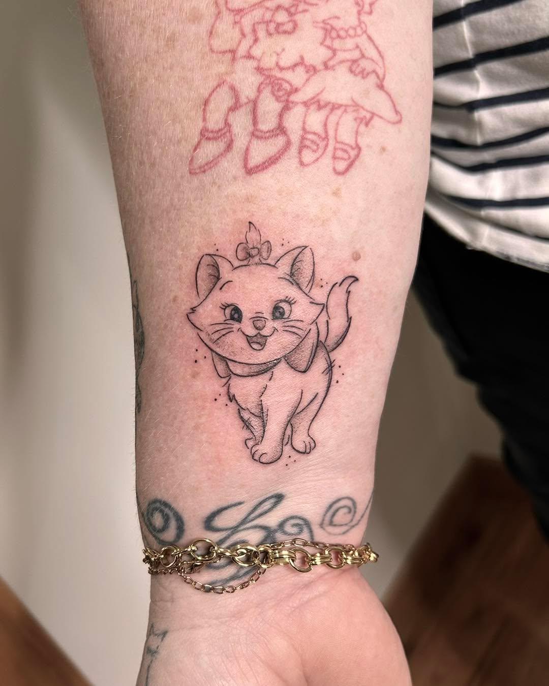 Tatouage Marie chat Disney poignet — lameduserpent