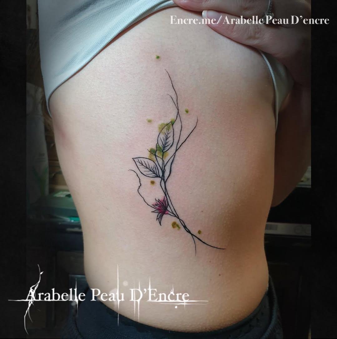 Tatouage Fleur et feuilles sur côté — arabelle_peau_dencre