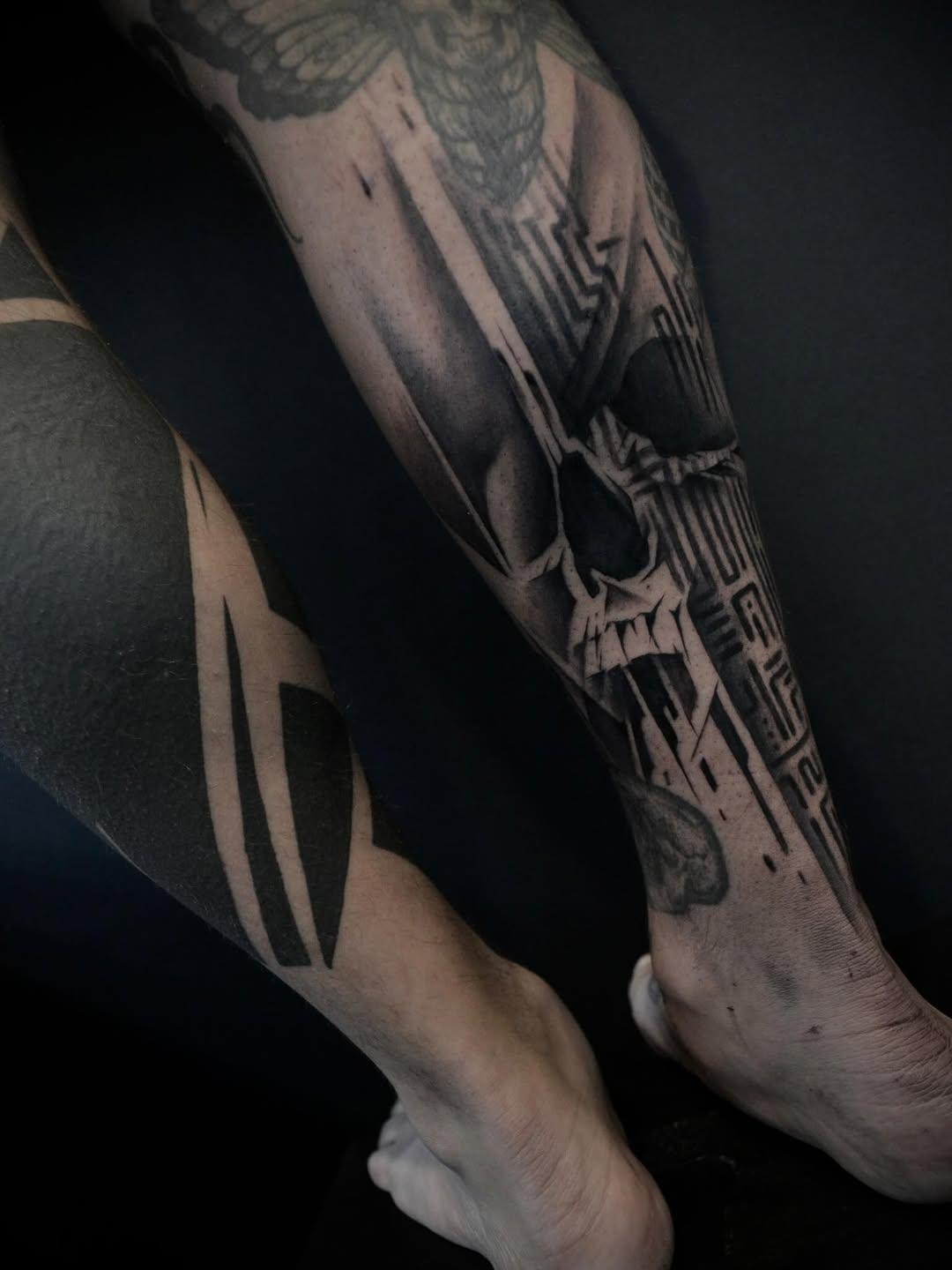 Tatouage crâne géométrique jambe — ninoartwork