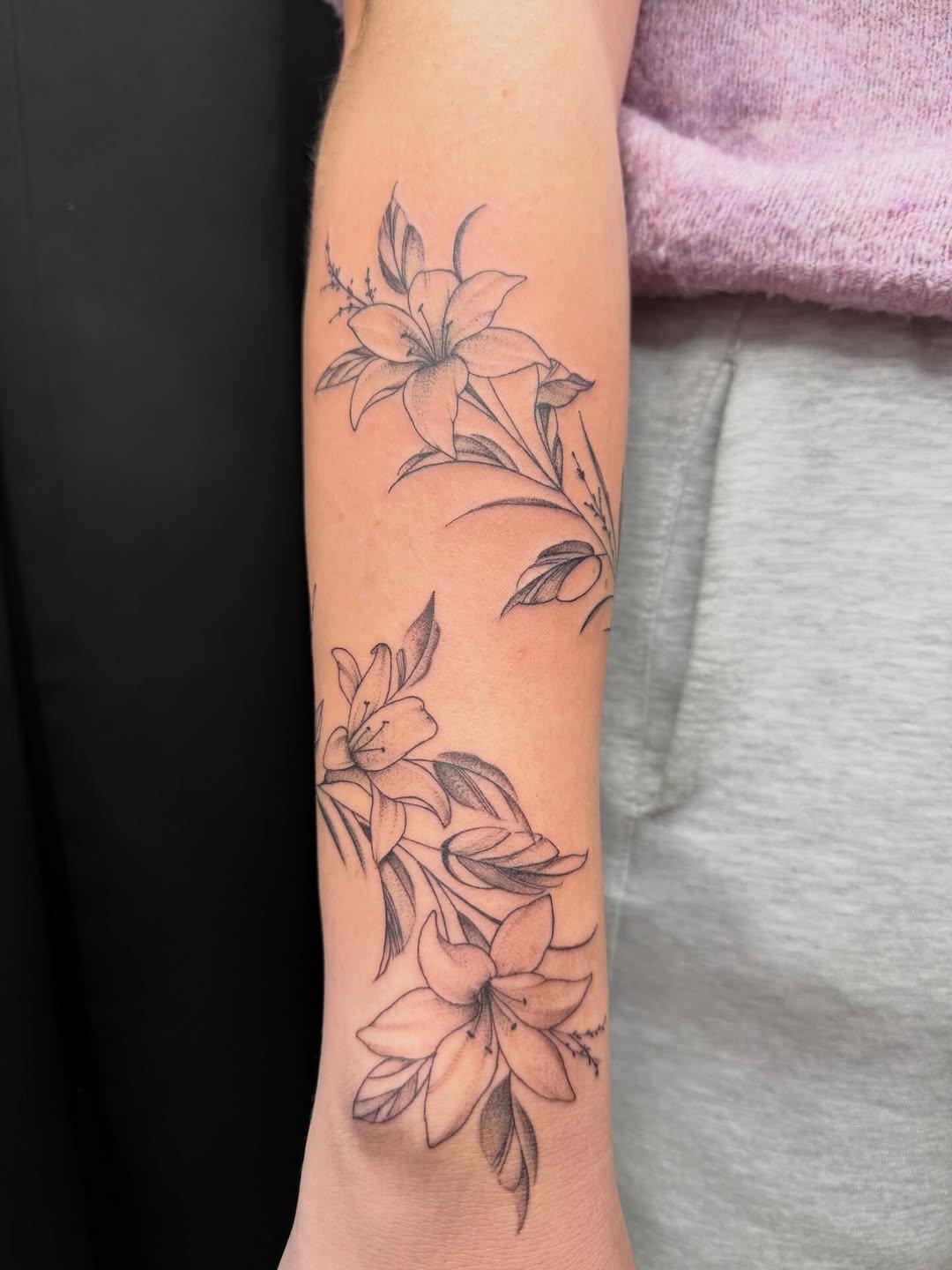 Bracelet floral fine line — lulu.tattooart