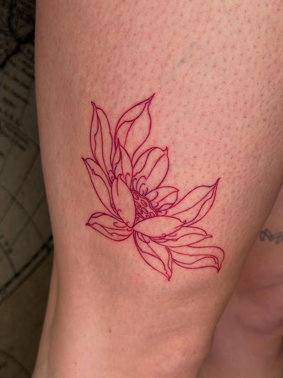 Lotus rouge fine line — lulu.tattooart