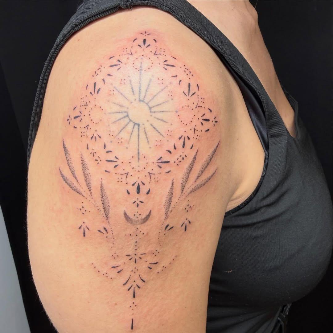 Ornement fine line complétant un soleil — lulu.tattooart