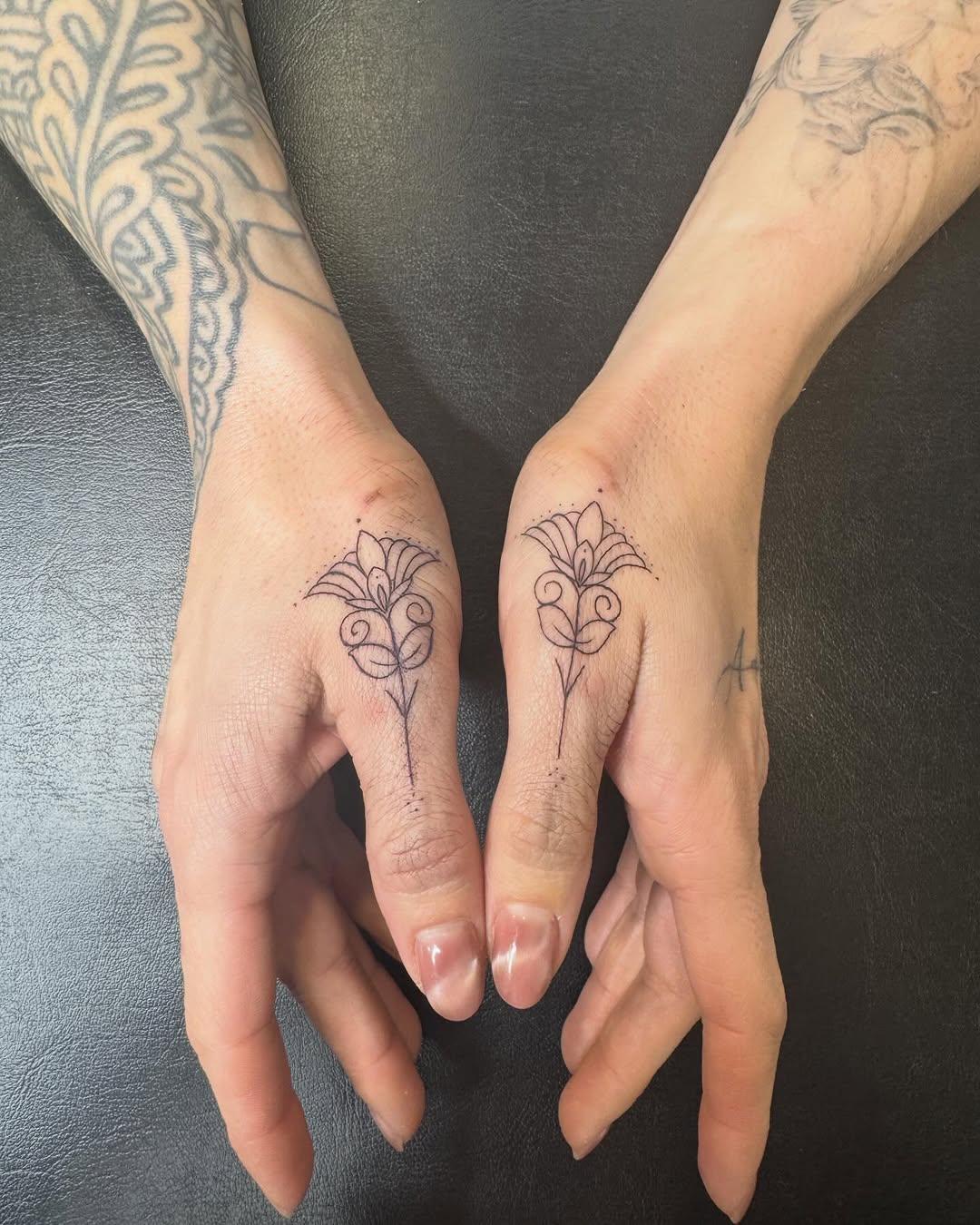 Cover rose et mimosa fine line — lulu.tattooart