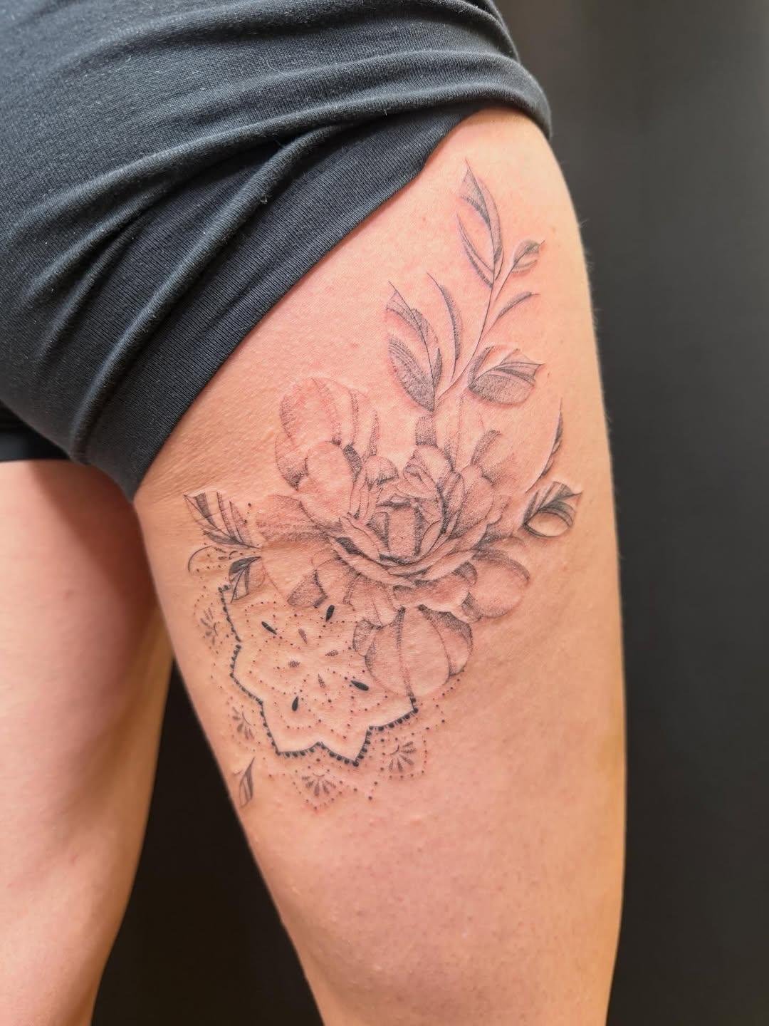 Tatouage fine line tout en finesse — lulu.tattooart