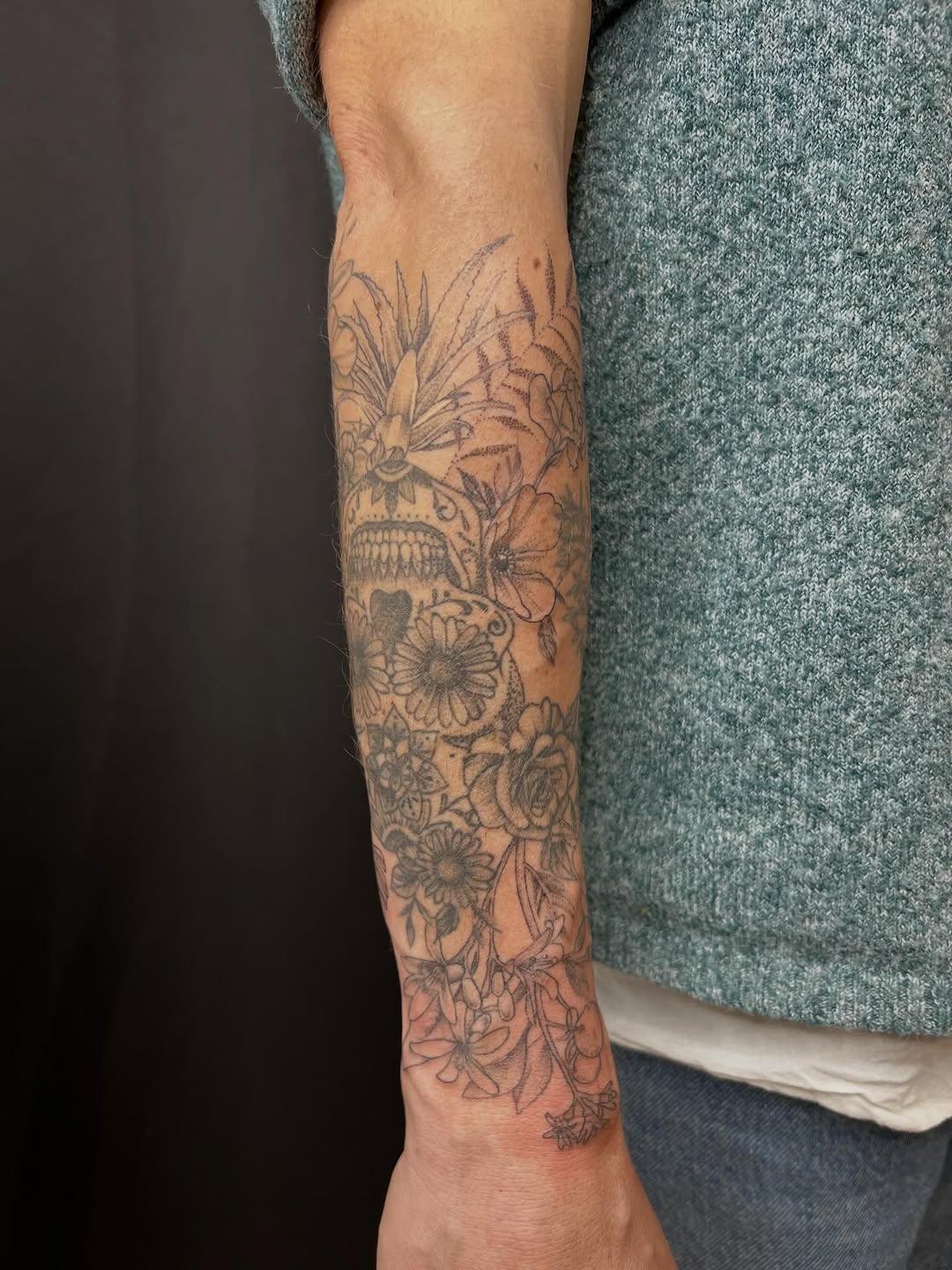 Demie manchette fine line — lulu.tattooart