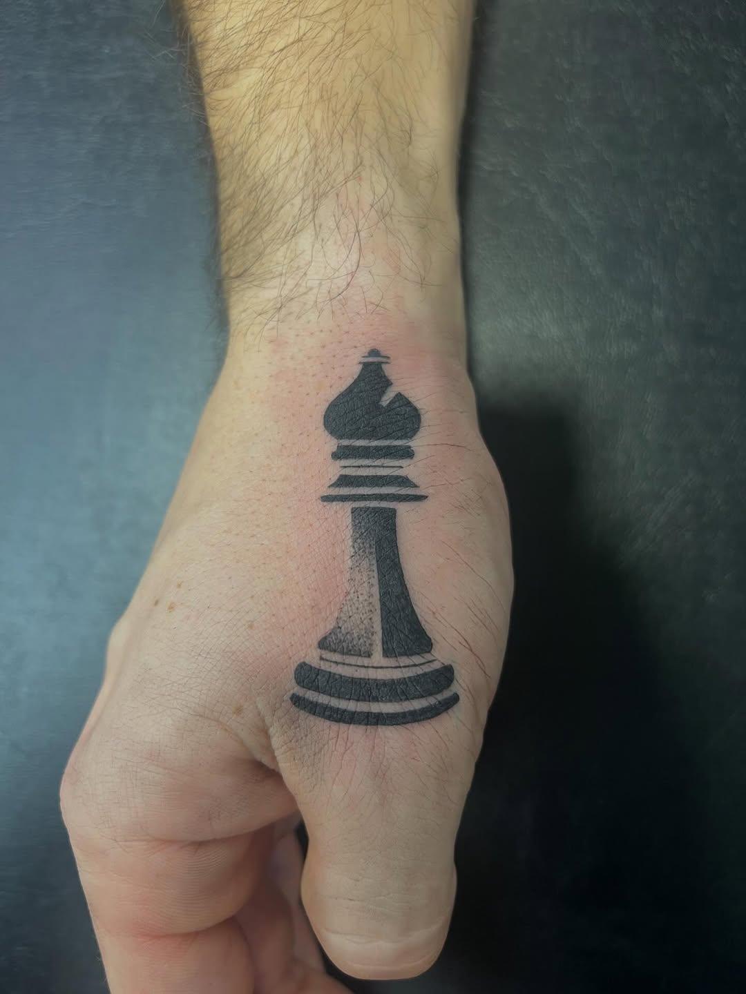 Fou d'échecs fine line — lulu.tattooart