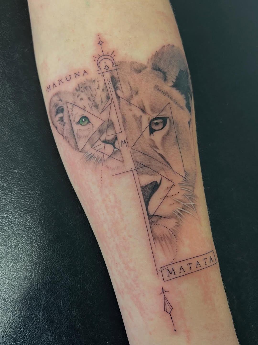 Tatouage hommage mère-enfant fine line — lulu.tattooart