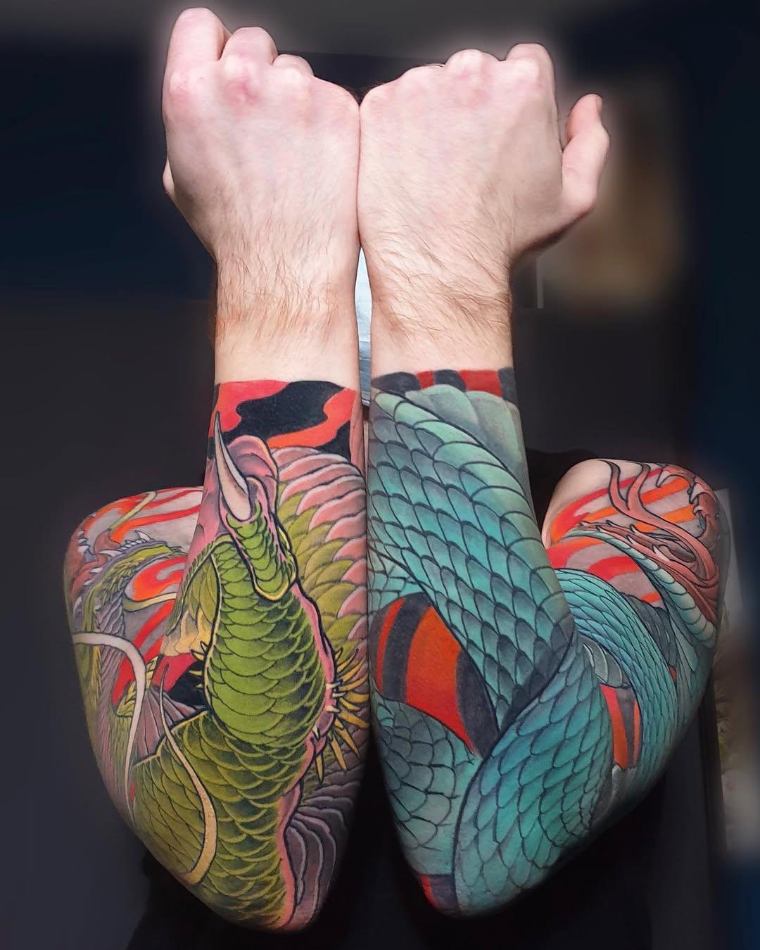 Tatouage Dragons manchette couleur — henriktattoo