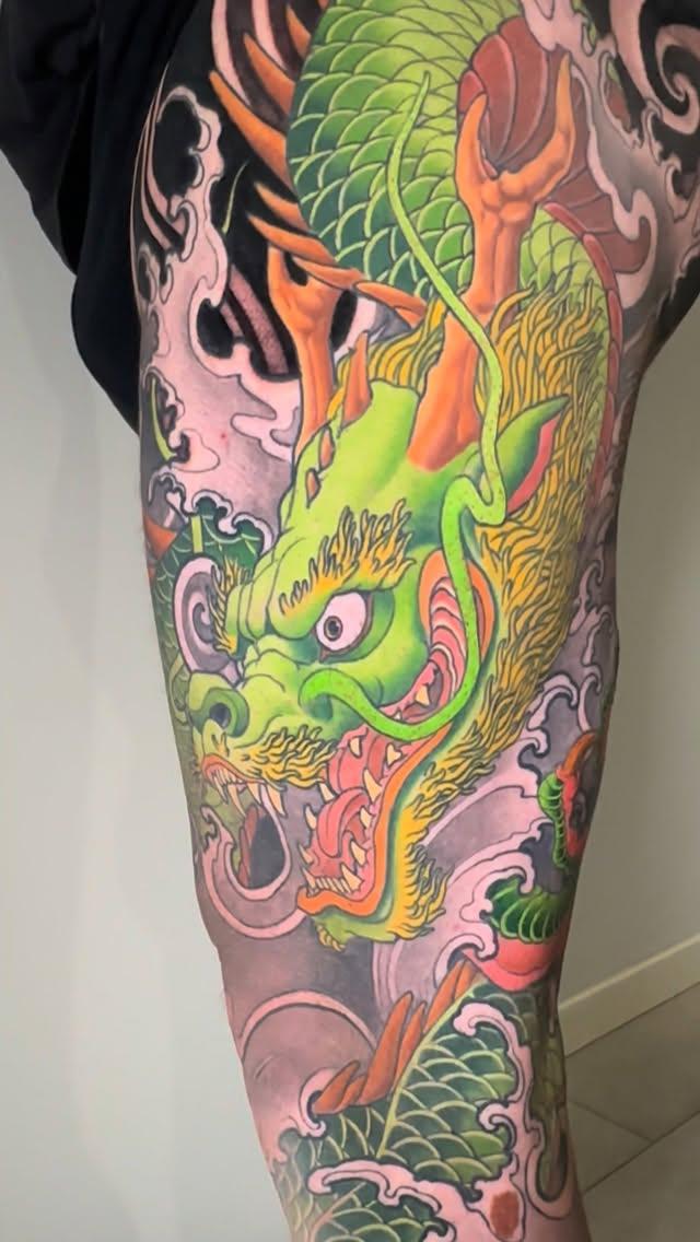 Tatouage Dragon néo-japonais jambe — henriktattoo