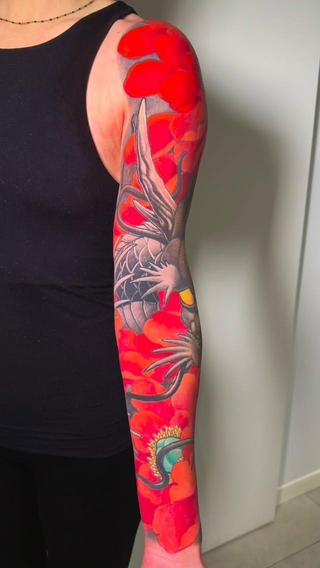 Tatouage Dragon fleurs dos — henriktattoo