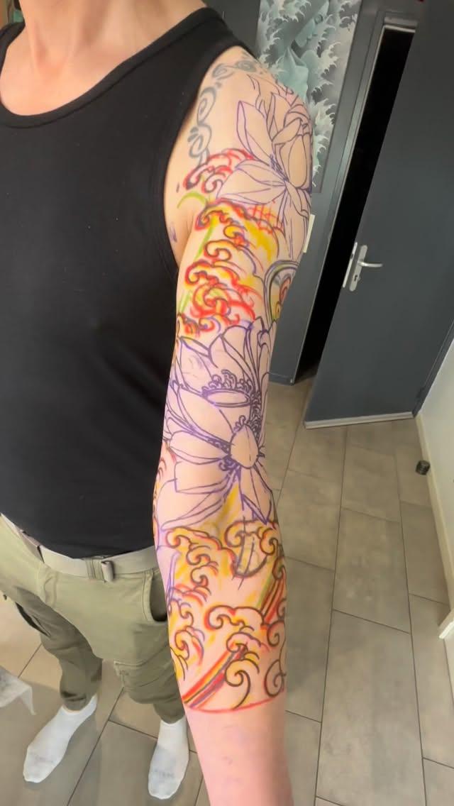 Tatouage Composition florale vagues — henriktattoo