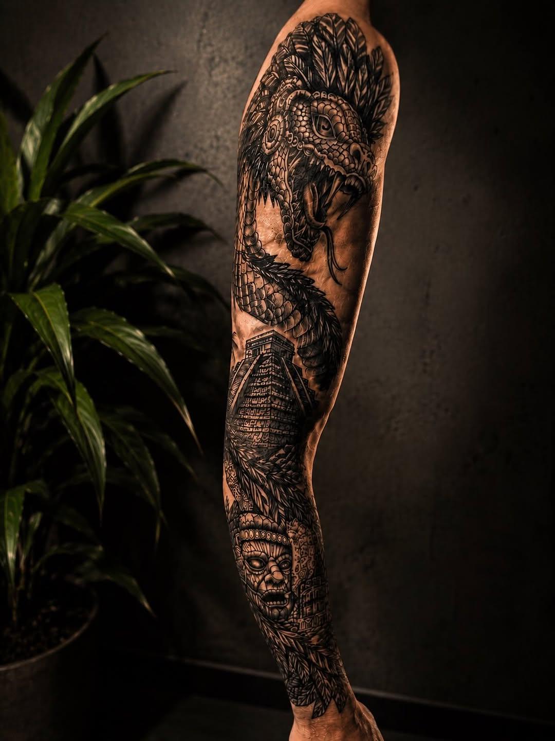 Tatouage Serpent à plumes pyramide masque mésoaméricain — dollinart