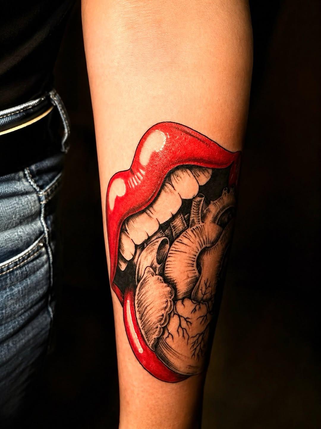 Tatouage Cœur anatomique lèvres passion sensualité — dollinart