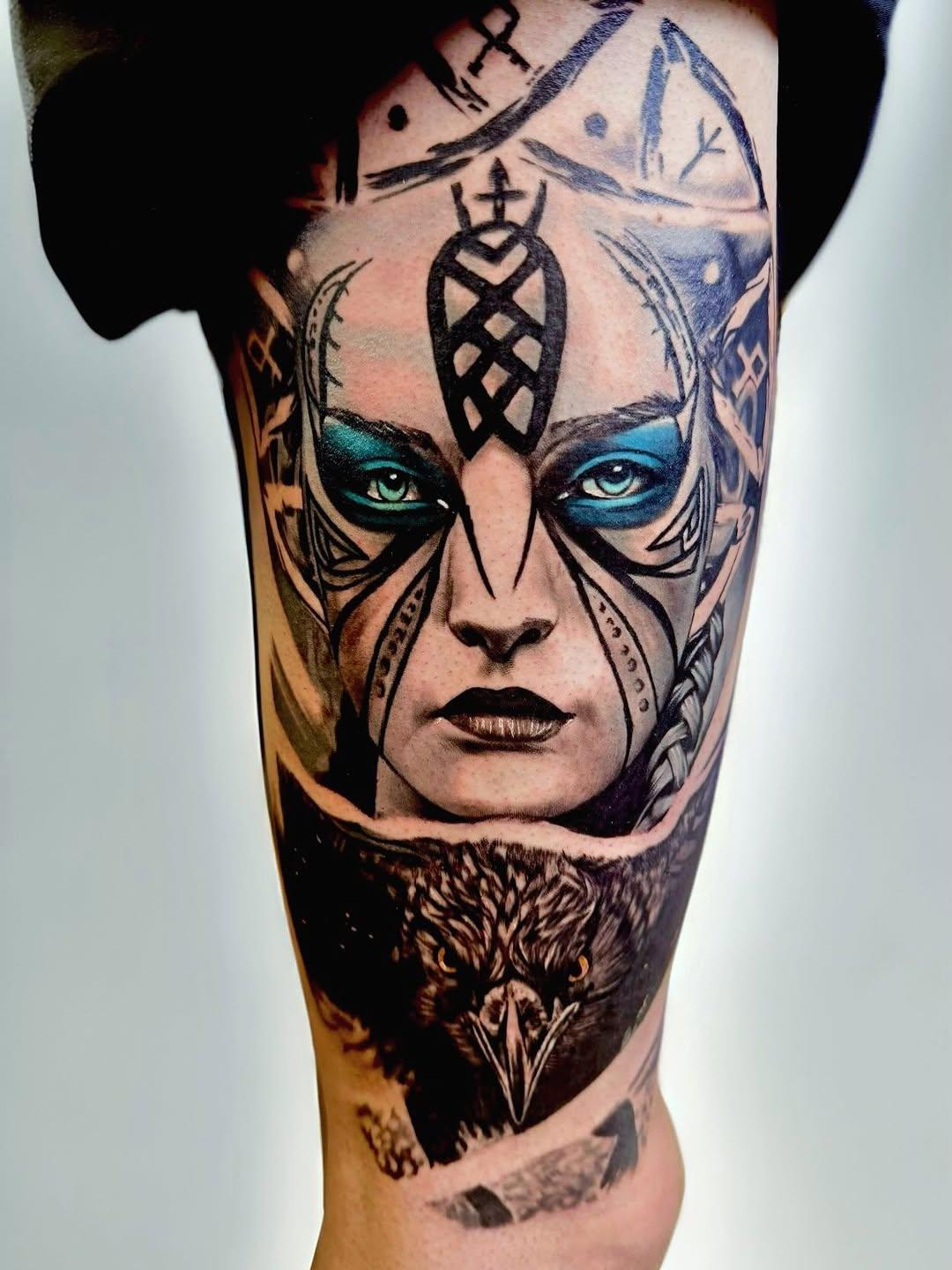 Tatouage Portrait guerrière symboles nordiques corbeau — dollinart