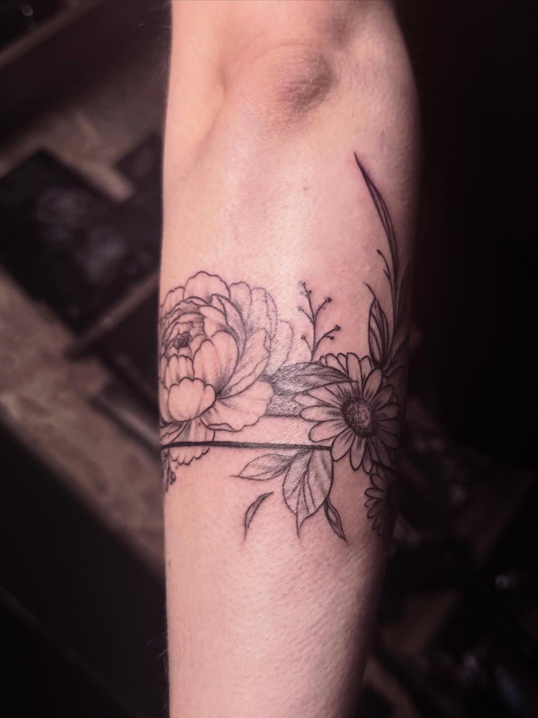 Tatouage Bracelet floral pivoine marguerite — dollinart