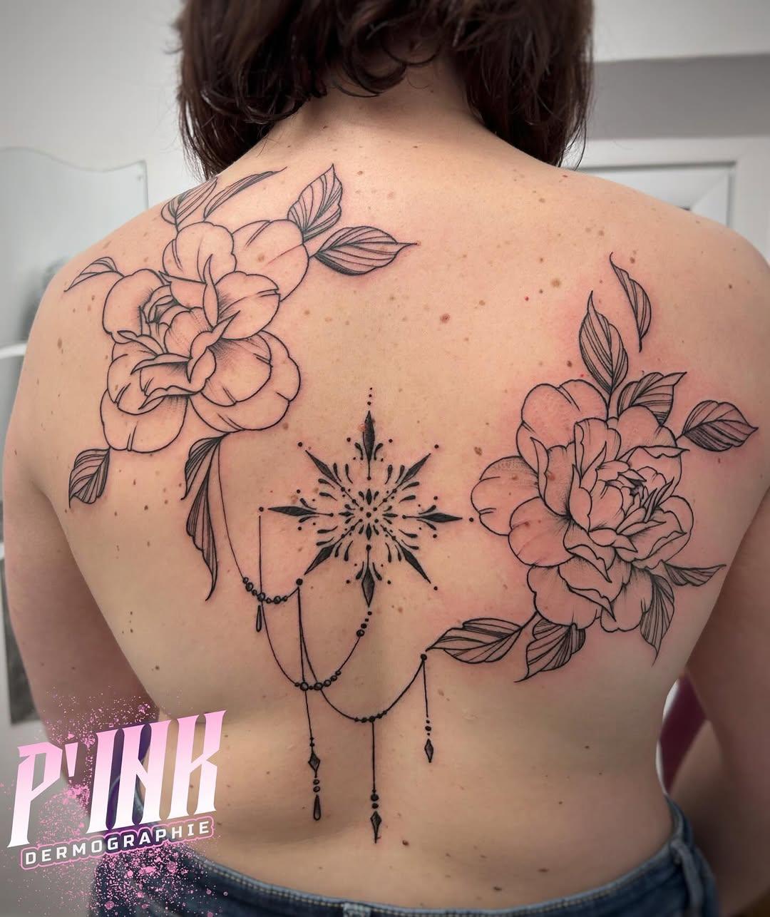 Tatouage Fleurs dos géométrique — pinkdermographie
