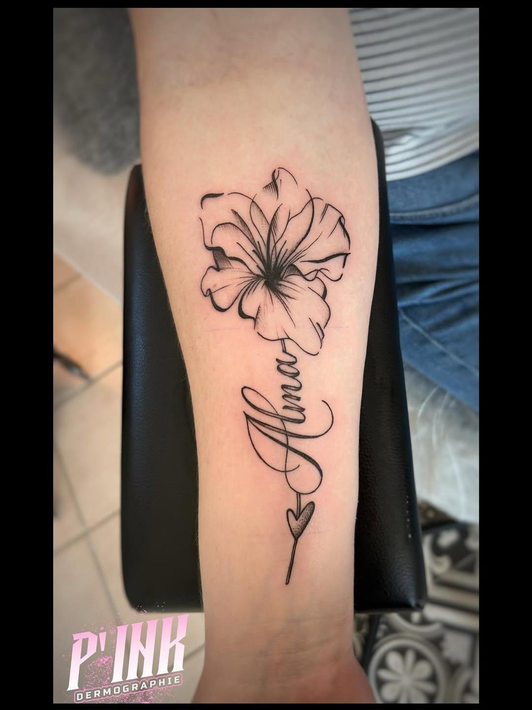 Tatouage Fleur Amour avant-bras — pinkdermographie