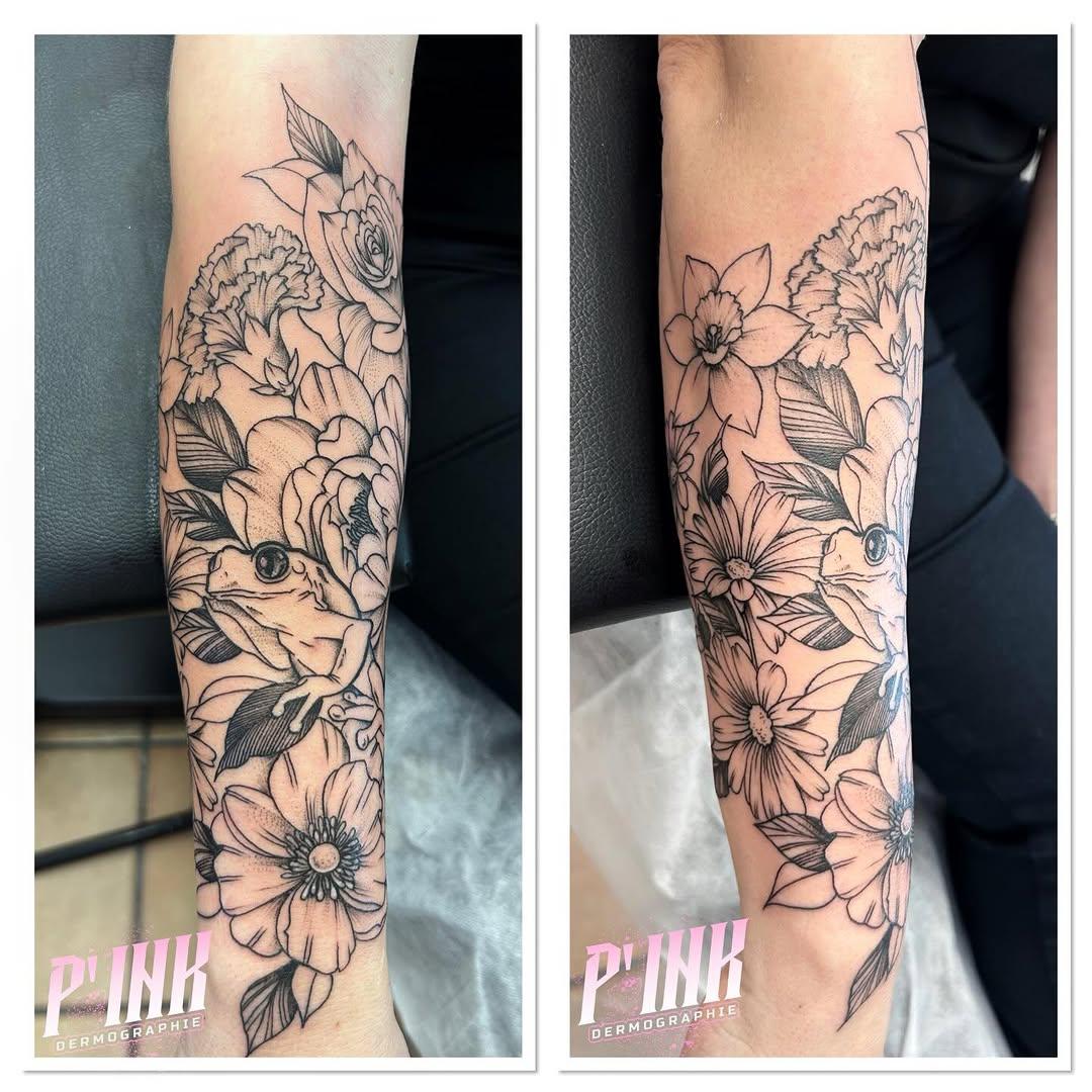 Tatouage Composition florale avant-bras — pinkdermographie