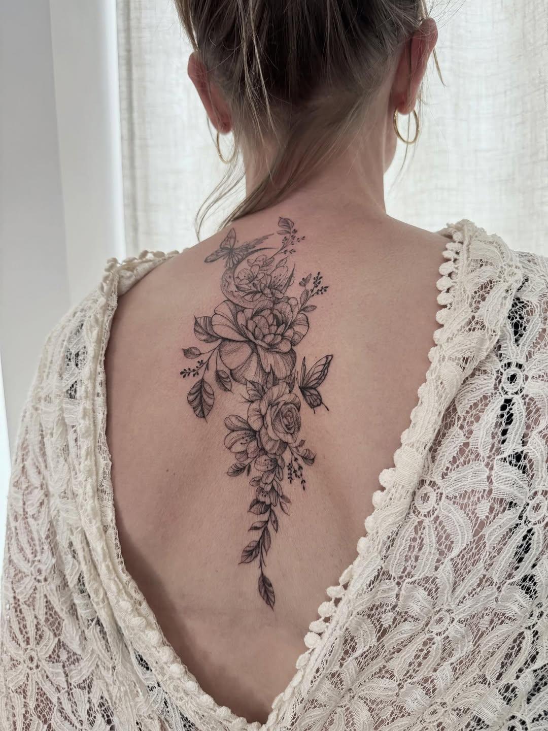 Tatouage Composition florale dos — hirondelletattoos