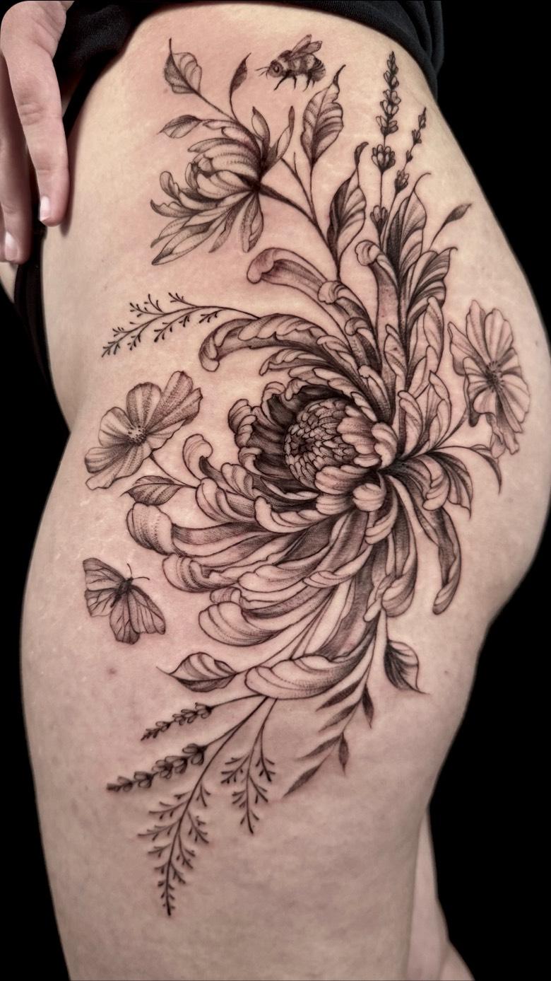 Tatouage Composition florale cuisse — hirondelletattoos