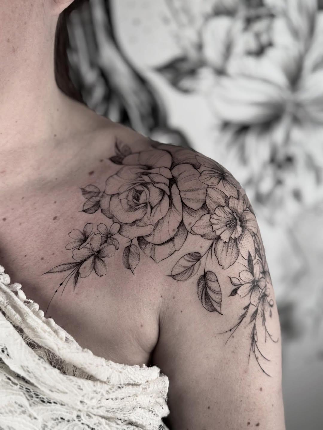 Tatouage Composition florale rose épaule — hirondelletattoos