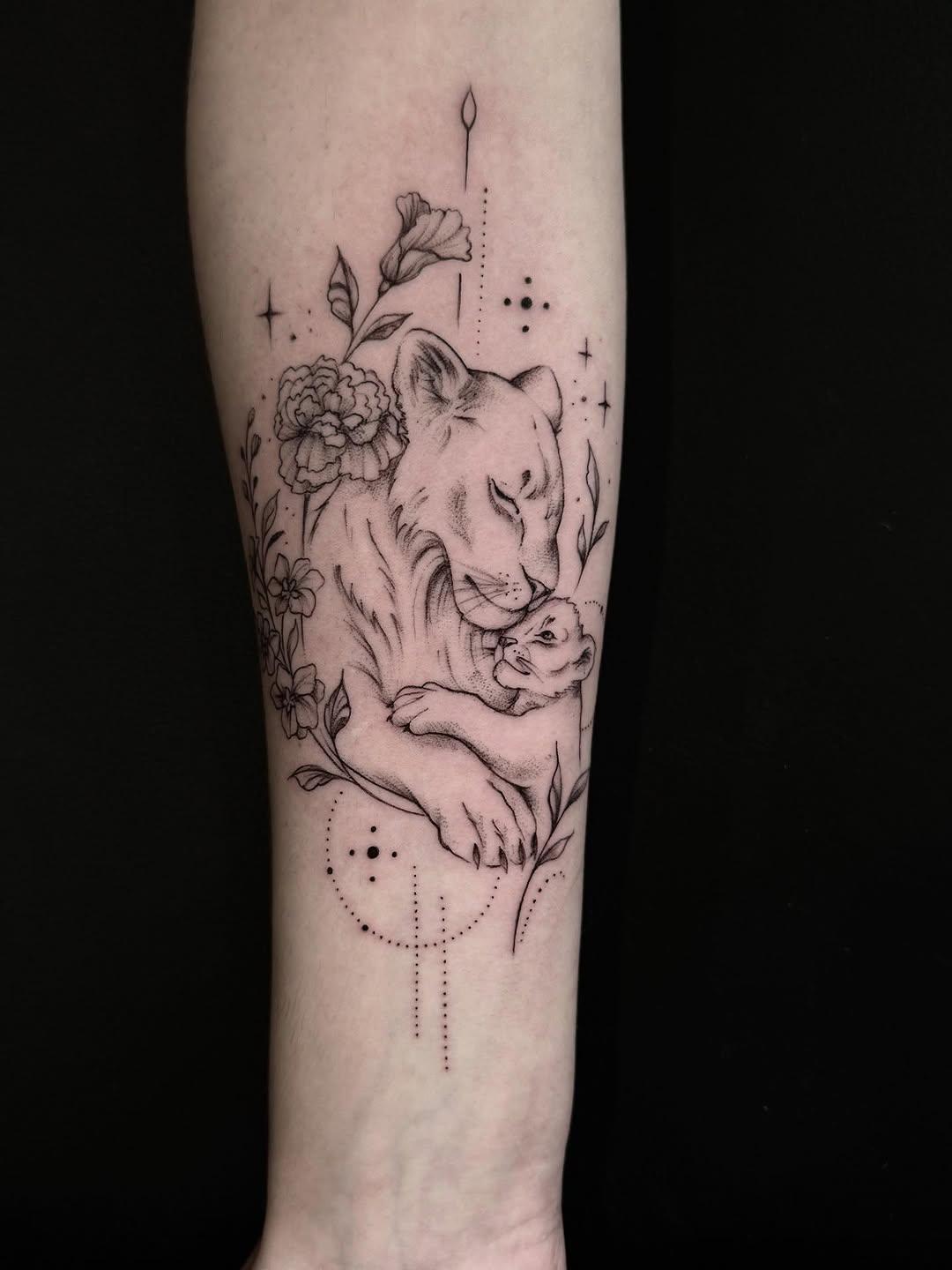 Tatouage Lionne avec fleurs avant-bras — hirondelletattoos