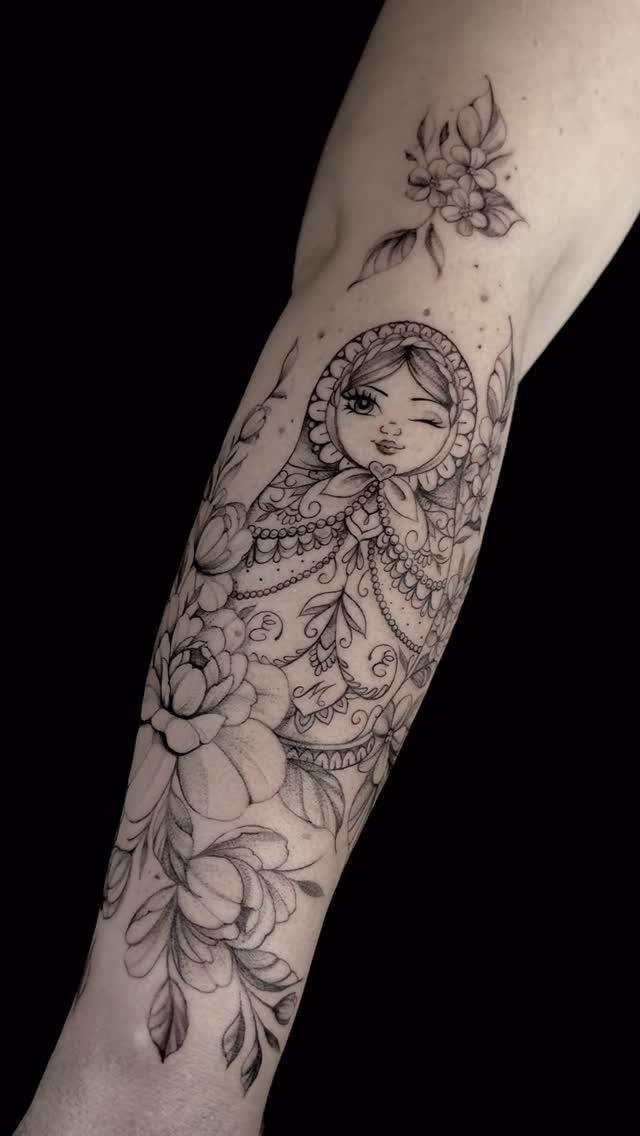 Tatouage Babouchka avec fleurs mollet — hirondelletattoos