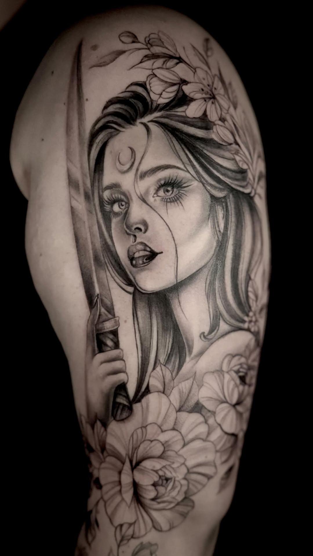 Tatouage Portrait femme avec fleurs bras — hirondelletattoos