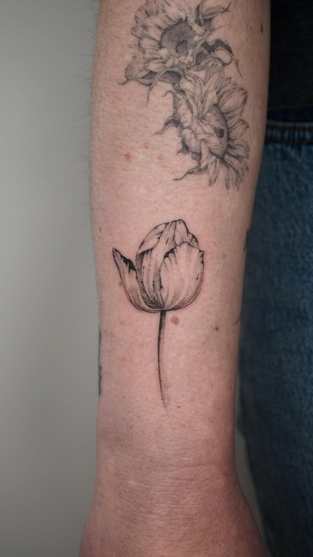 Tulipe et tournesols cicatrisés blackwork — fragments_by_maddie