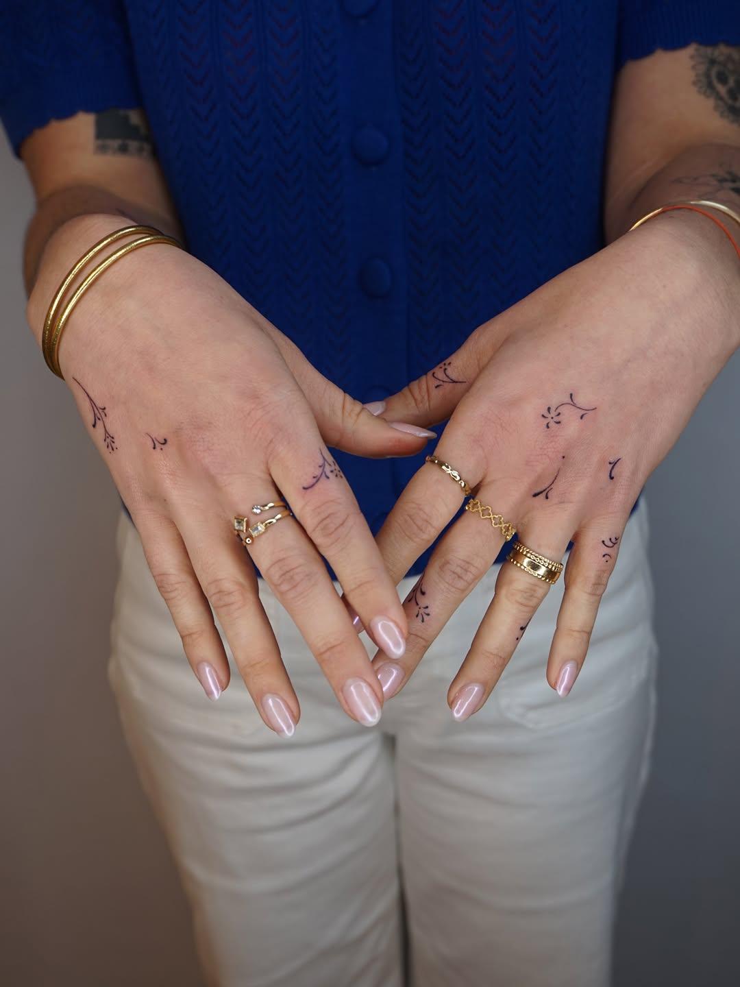 Tatouages sur les doigts blackwork — fragments_by_maddie
