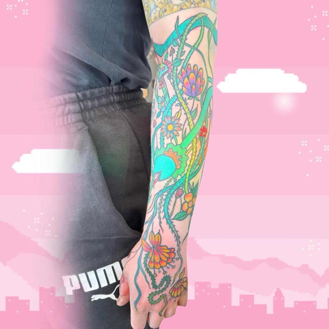 Tatouage bras lianes botaniques — noemiealazardtatouage