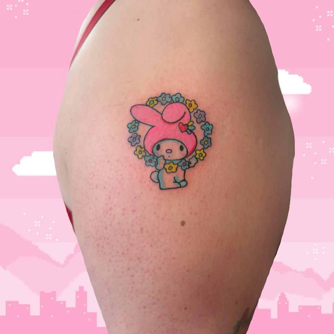 Tatouage My Melody couronne fleurs — noemiealazardtatouage