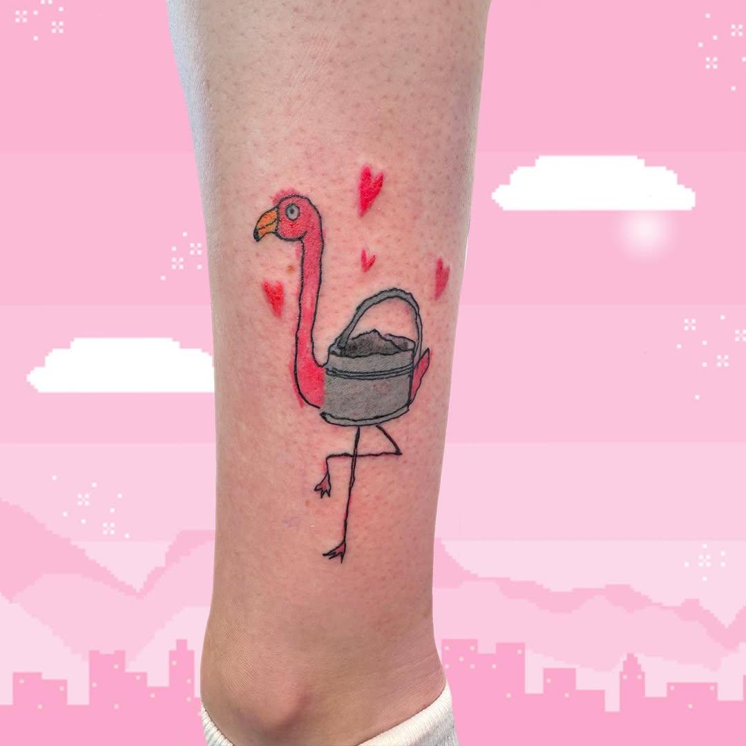 Tatouage flamant rose arrosoir — noemiealazardtatouage