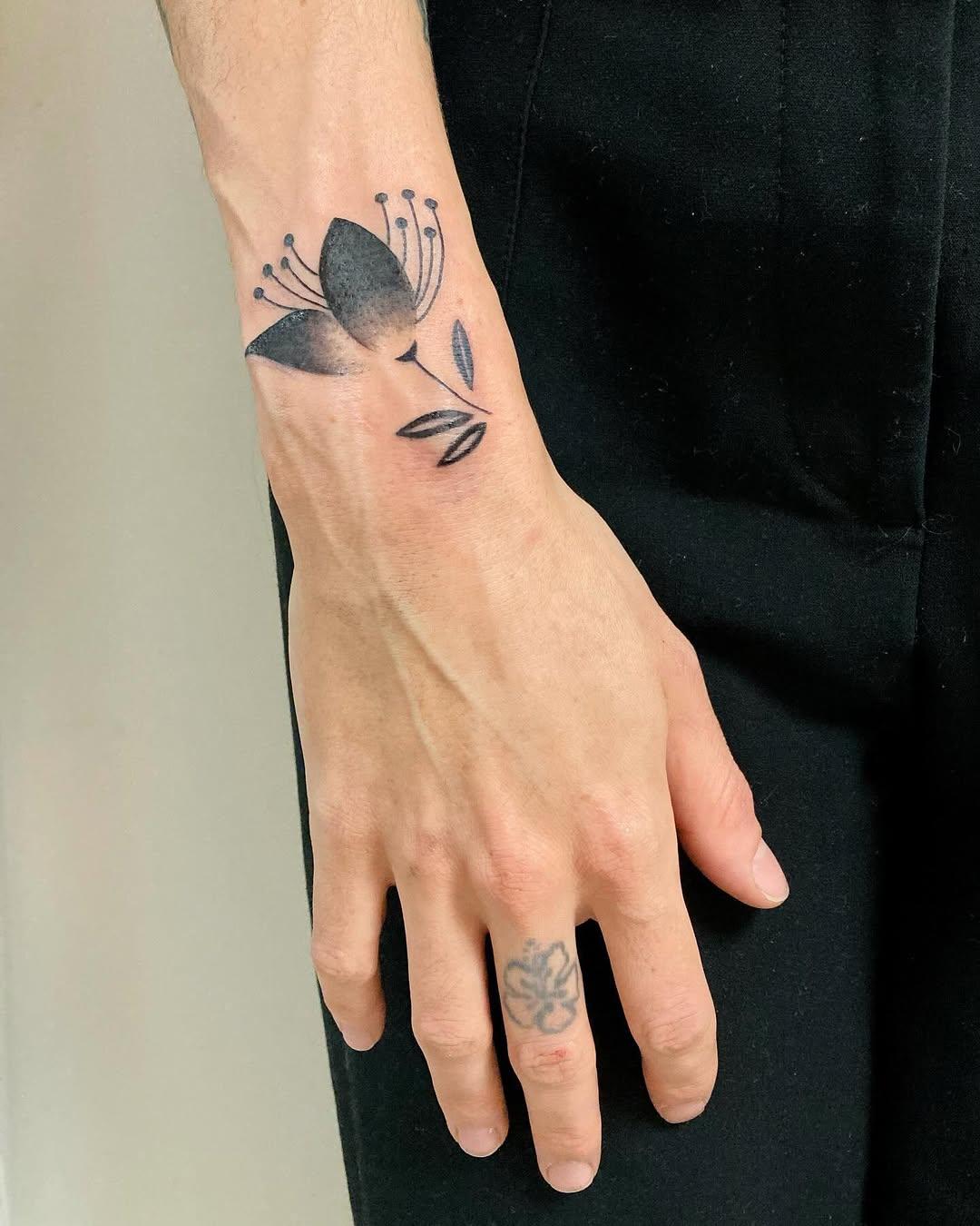 Fleur minimaliste fine line pour Charlotte — elise___w