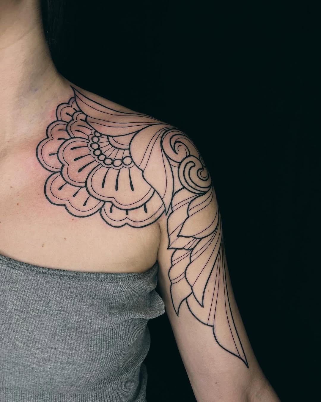 Ornemental floral sur l'épaule blackwork — art.d.lix