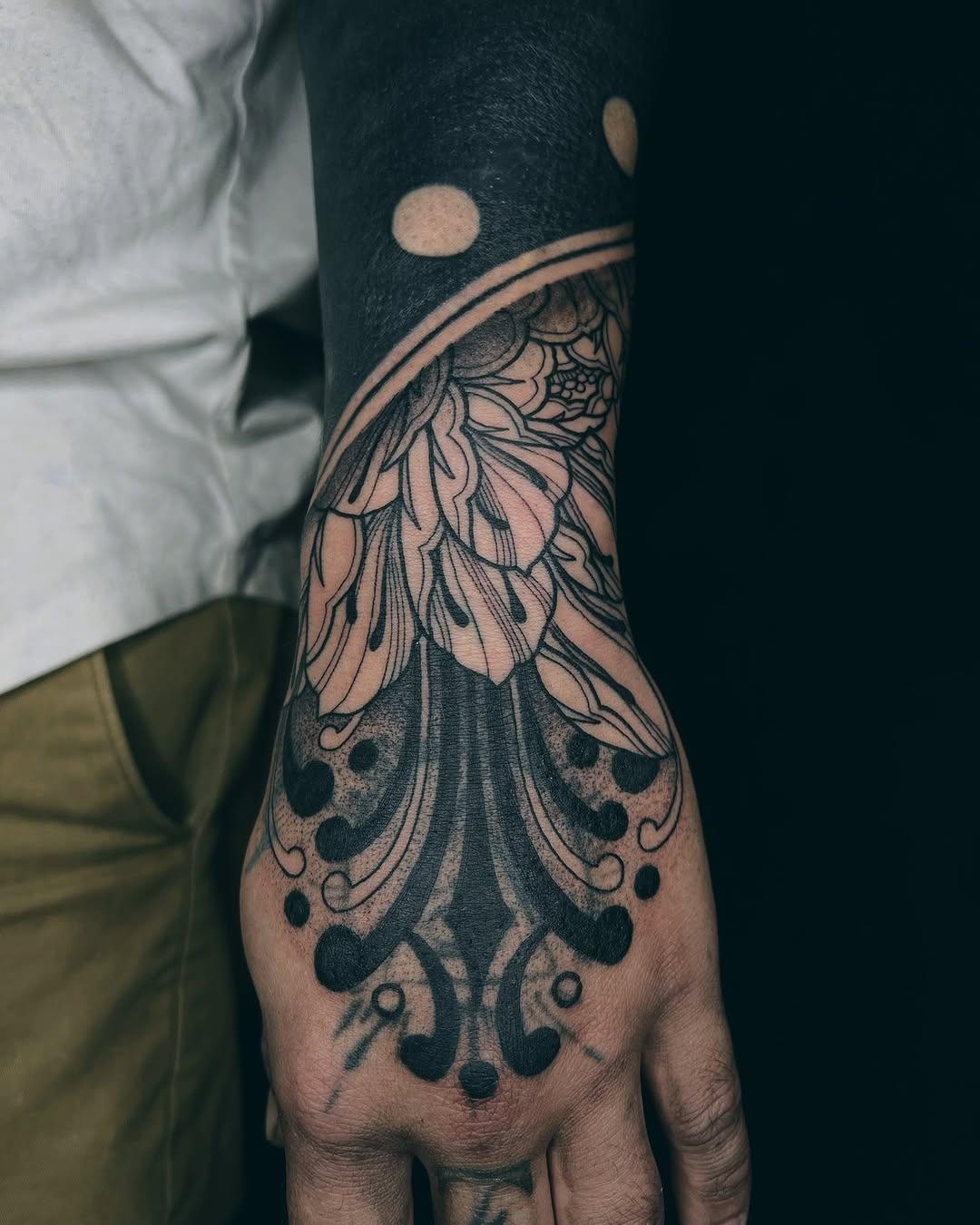 Blastover ornemental floral sur la main — art.d.lix