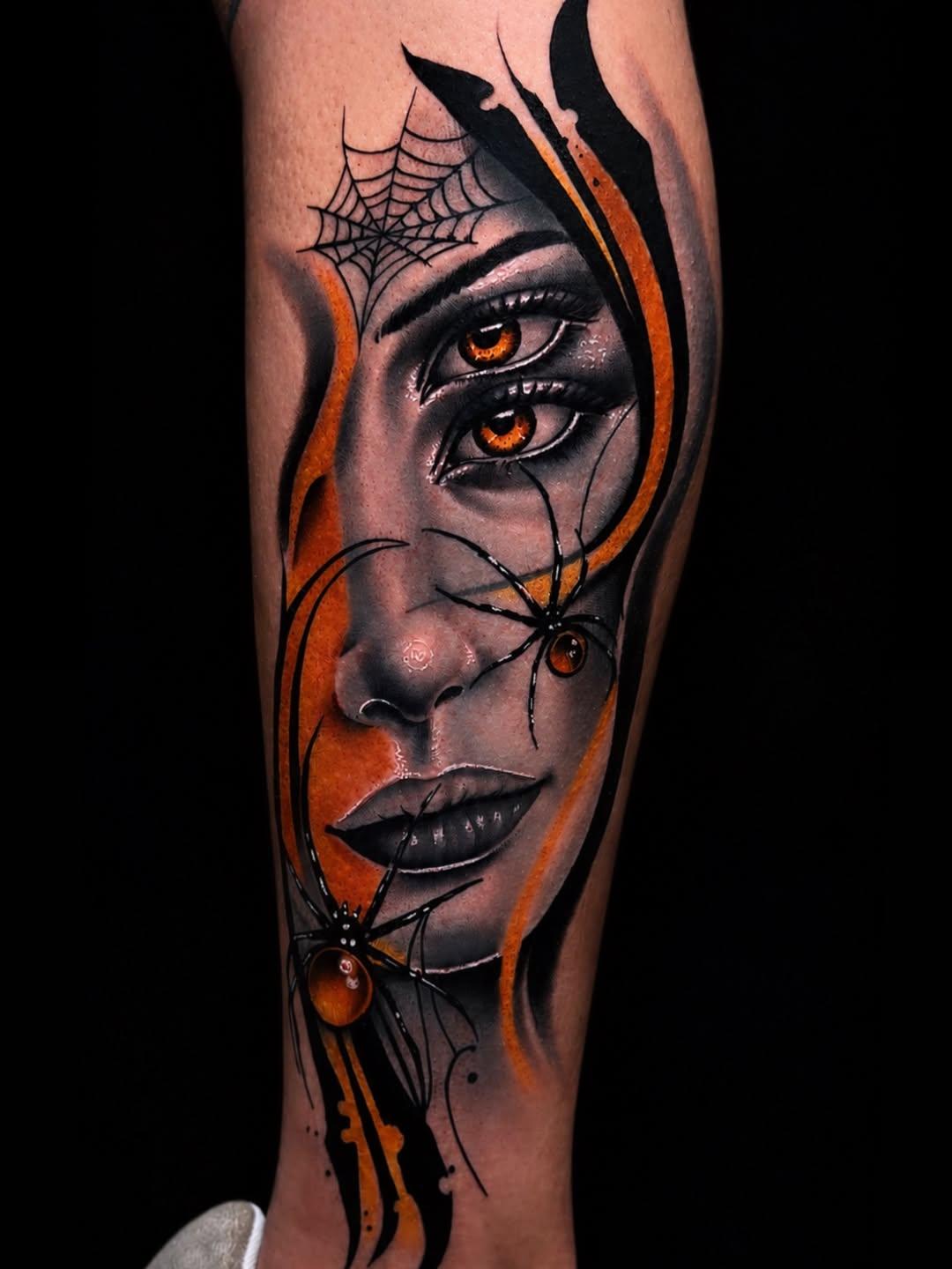Double portrait noir & gris avec touches orange — denis_carvalho_tattoo