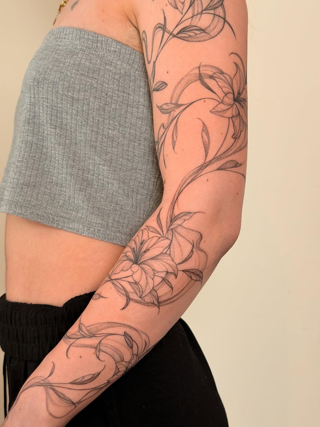Tatouage Full sleeve floral lys — opetiteslignes