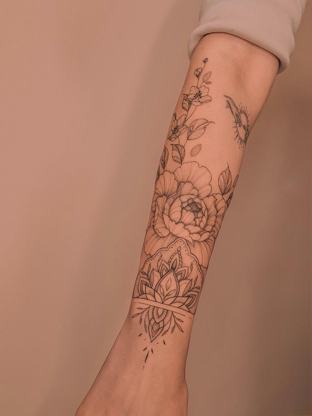 Tatouage Pivoine et fleurs de cerisier avant-bras — opetiteslignes