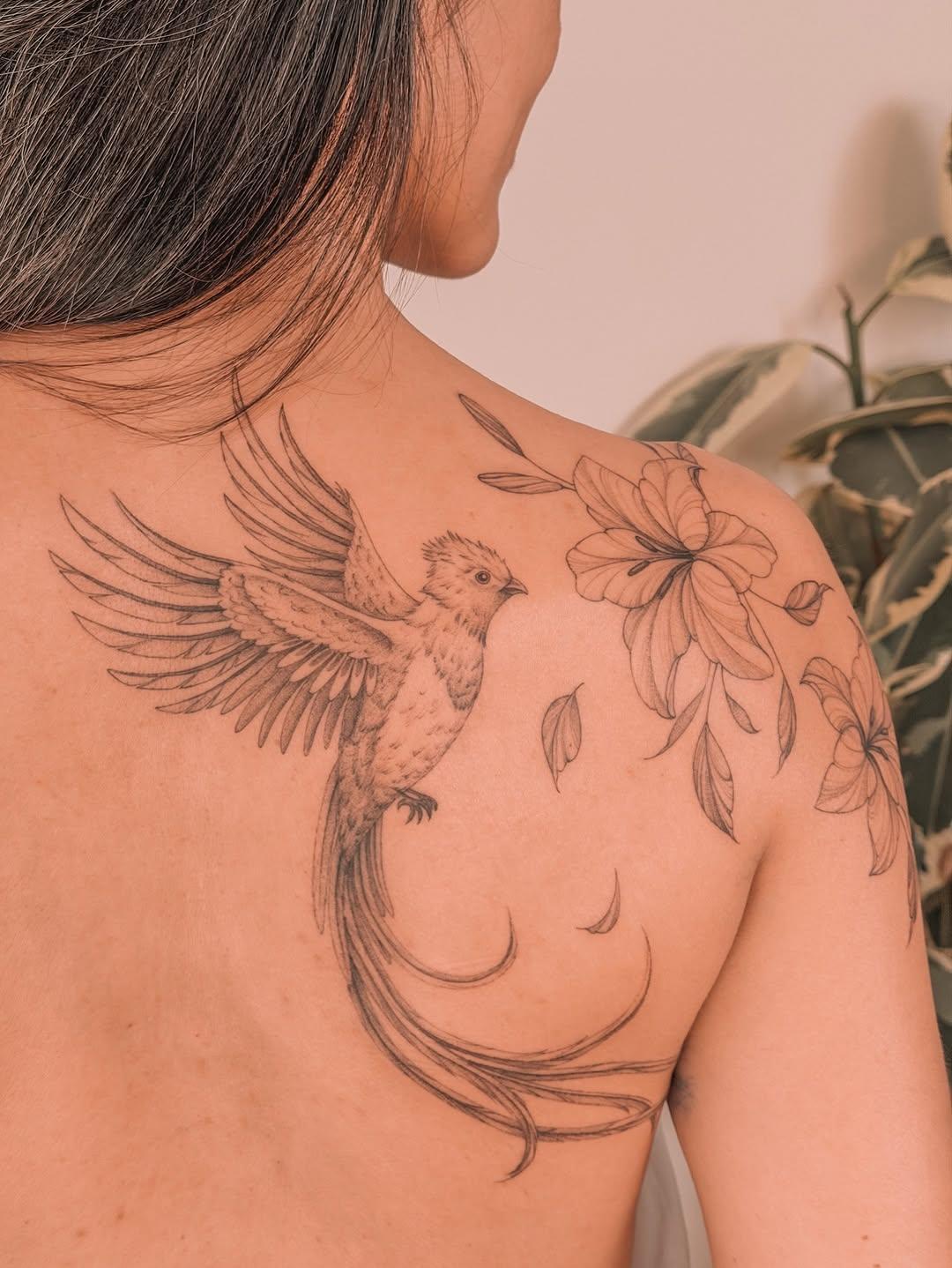Tatouage Quetzal et lys dos — opetiteslignes
