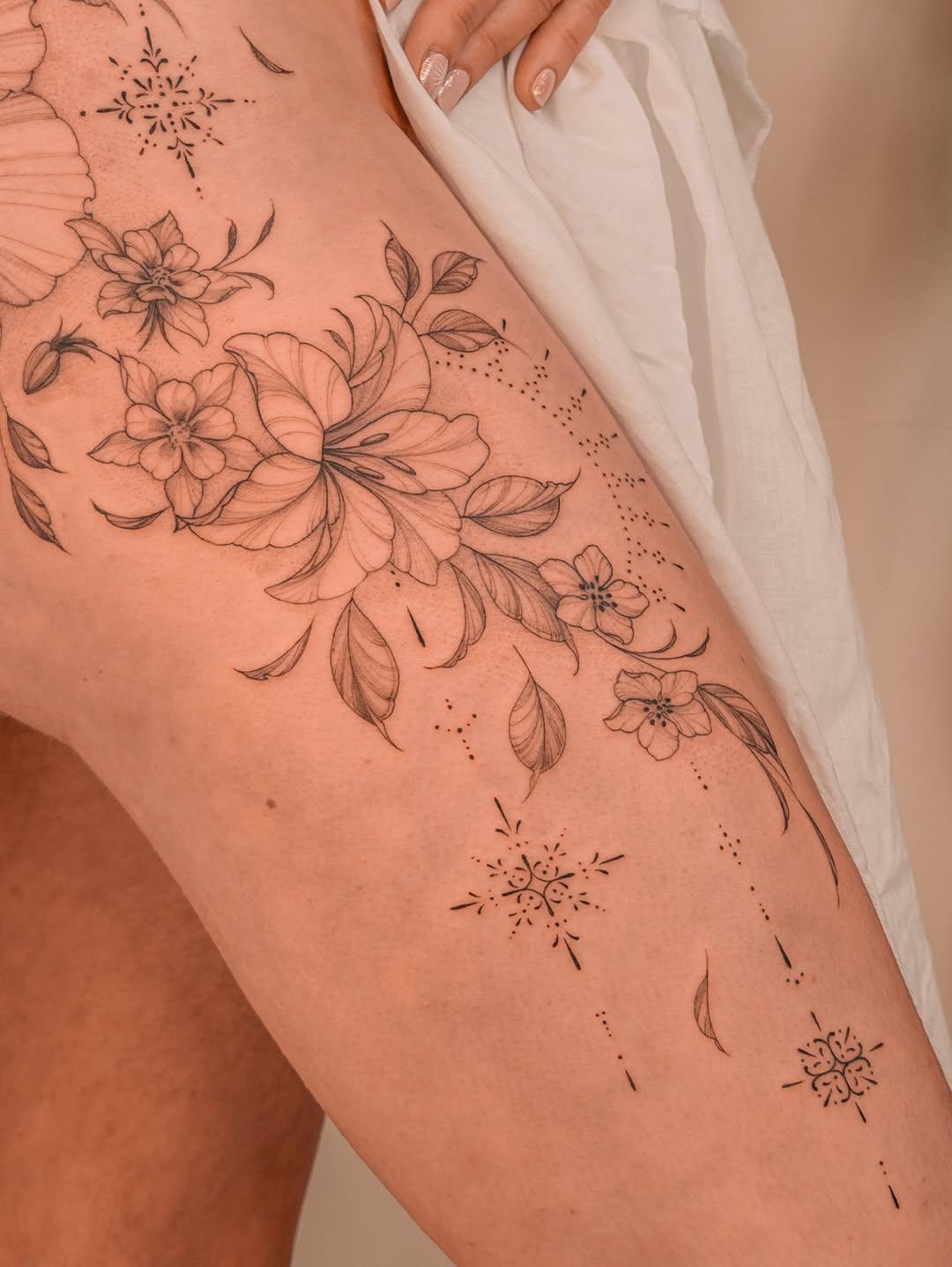 Tatouage Fleurs multiples avec ornements jambe — opetiteslignes