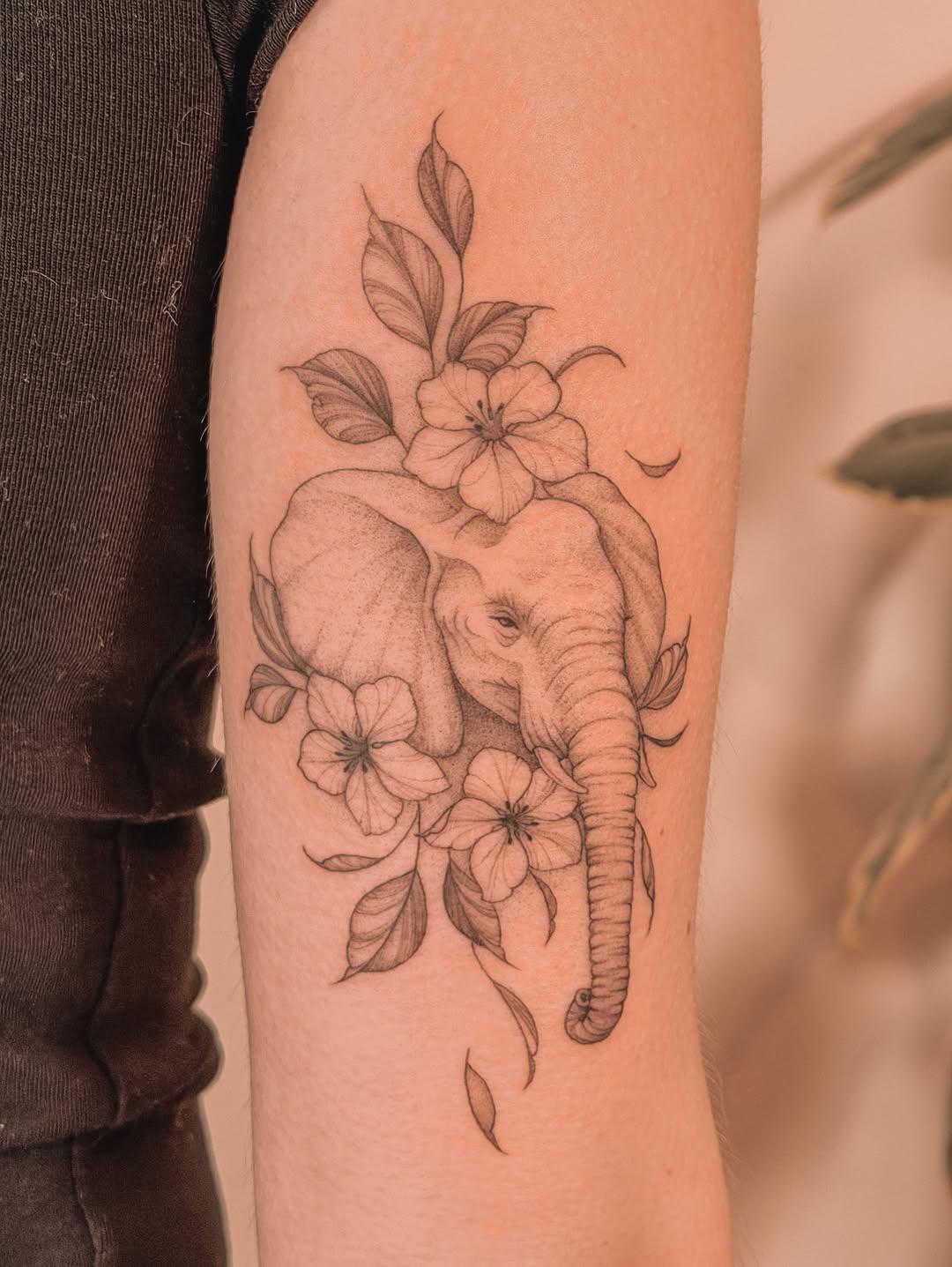 Tatouage Éléphant fleuri bras — opetiteslignes