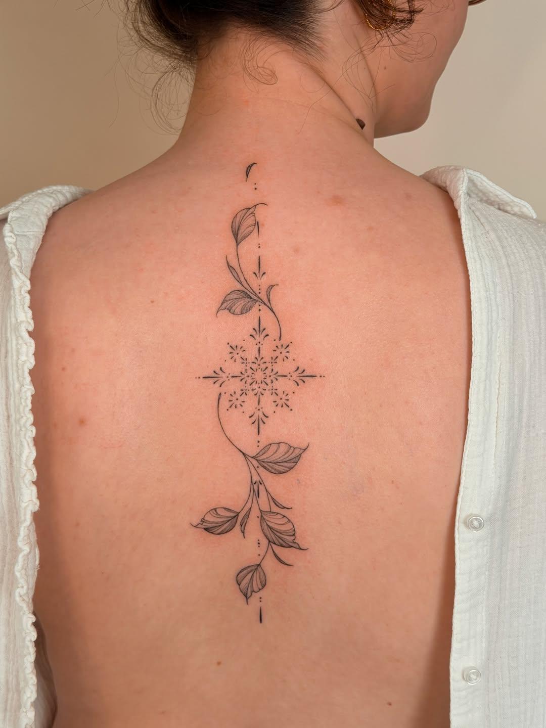 Tatouage Ornements et feuillage dos — opetiteslignes