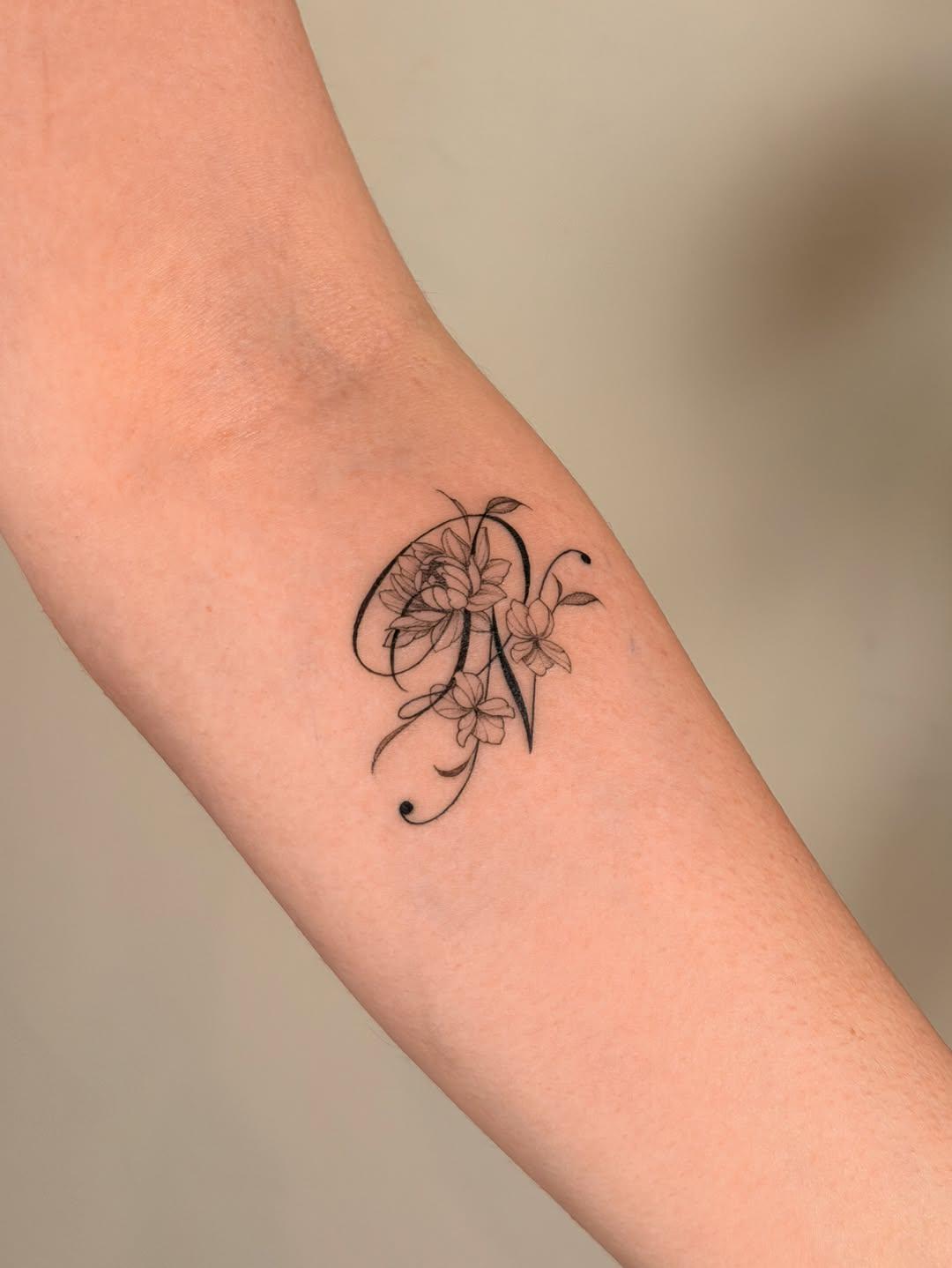 Tatouage Lettrage et floral bras — opetiteslignes