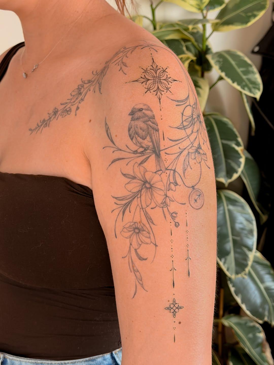Tatouage Composition florale ornementale multi-parties — opetiteslignes