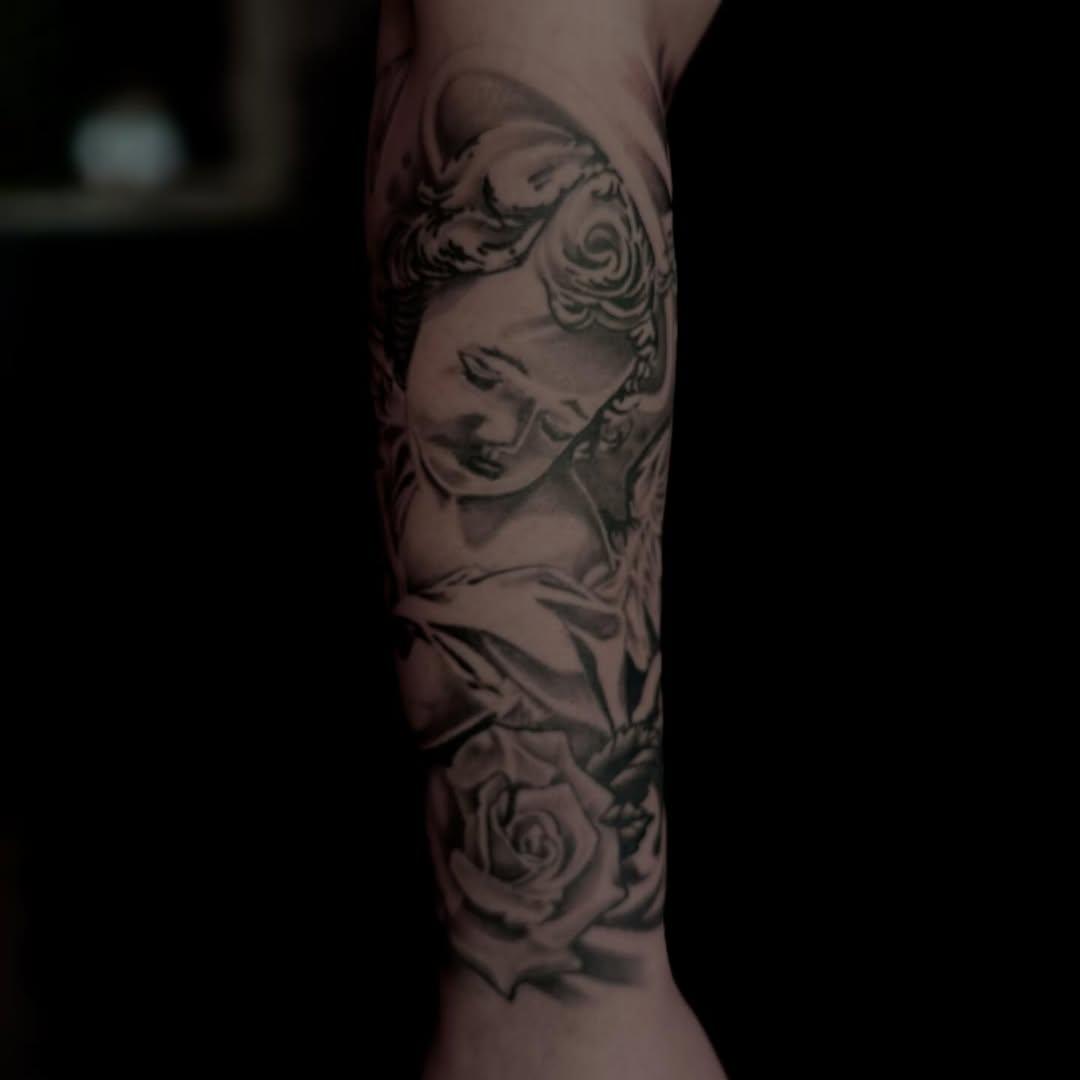 Tatouage Portraits visages avec roses — laveinenoiretattooshop