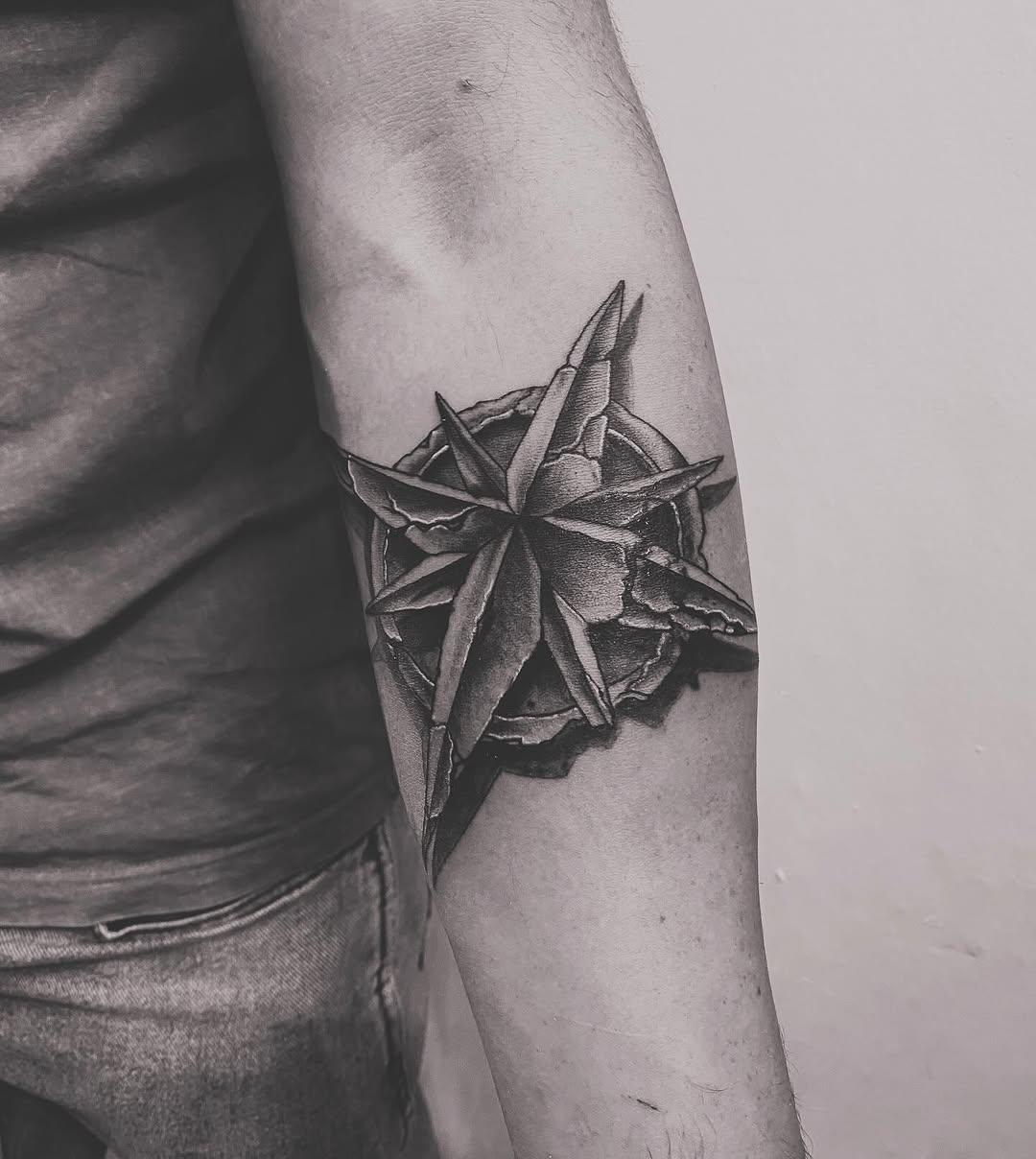Tatouage Fleur botanique détaillée — laveinenoiretattooshop