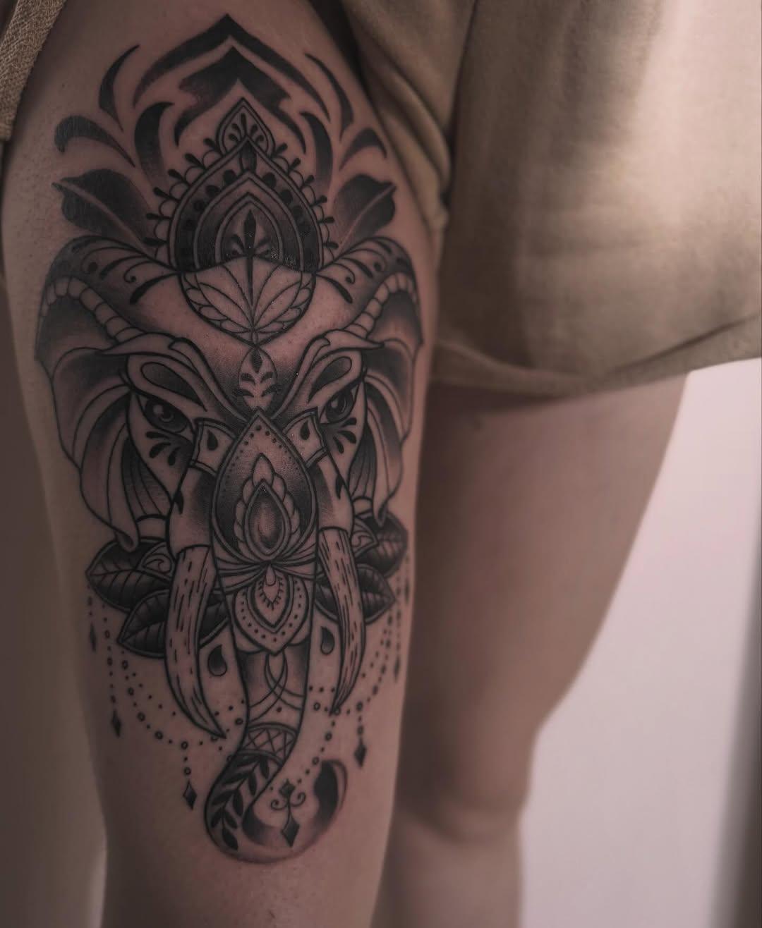 Tatouage Mandala ornementale florale — laveinenoiretattooshop
